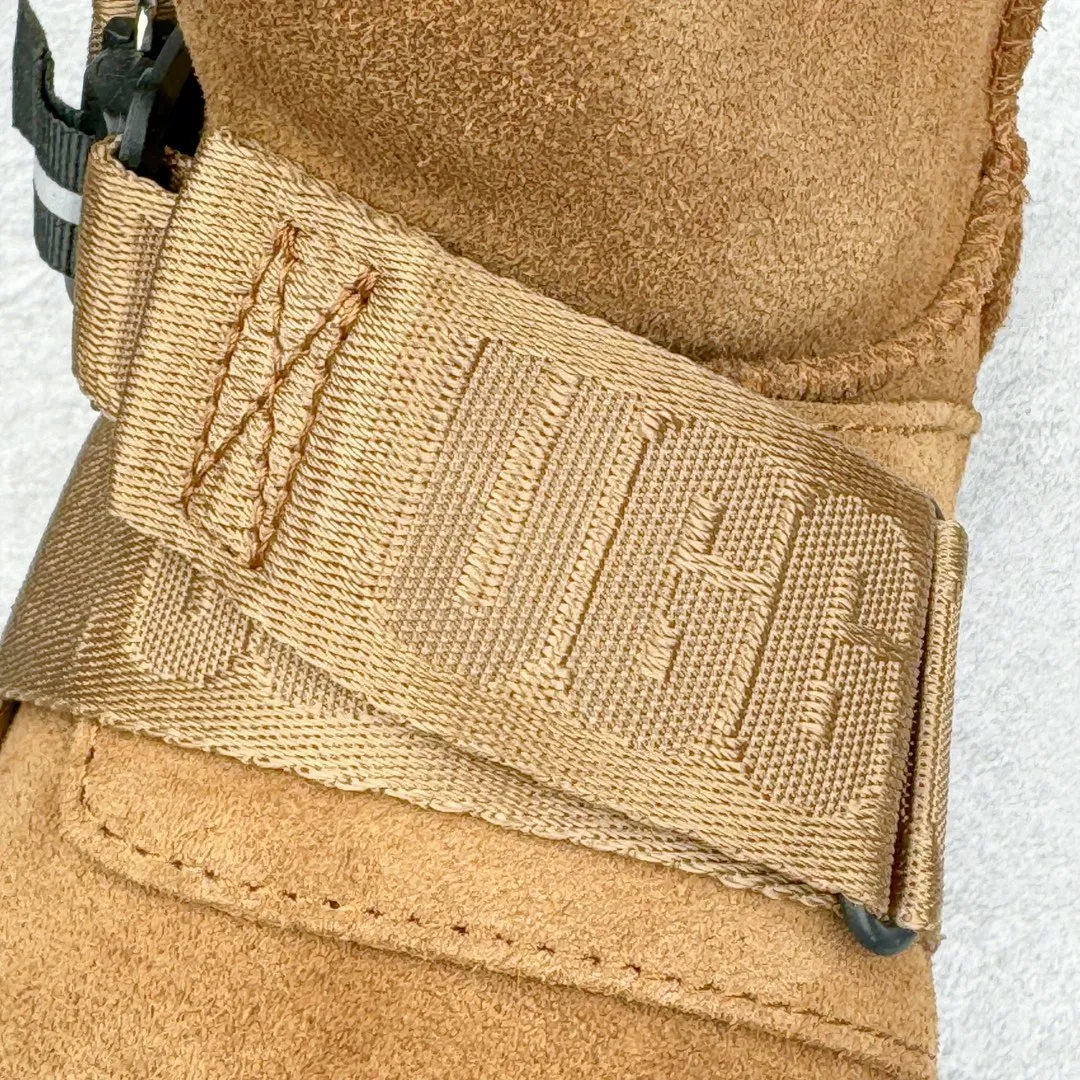 Pick up locally 💰640 UGG 5013 snap-on men's autumn and winter sheepskin and fur integrated snow boots. All shoes are made from the same factory as ZP. Longfeng A-grade Australian imported sheepskin and fur integrated men's boots. Brand OEM production line. Fully follow the ZP process. Original pattern maker of the OEM. Adhering to the principle of no original shoes and no development selection. Pay attention to every detail. The most authentic version on the market TREADLITE "Light Wing" technology outsole Lightweight/durable/flexible/pile size: 40 41 42 43 44 Coding: by3936050